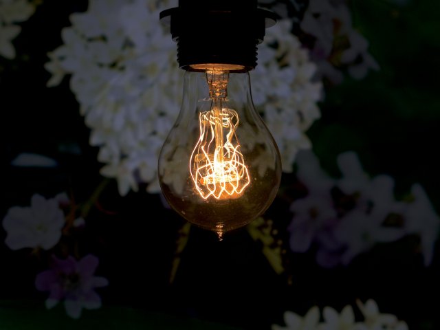 light-bulb-3238805_1920